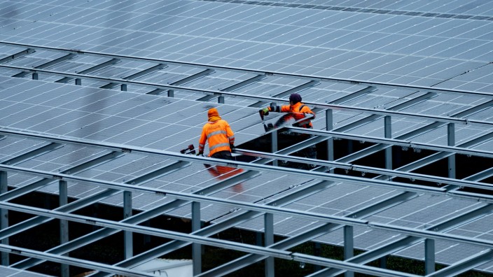 Forderung nach mehr Geld: Errichtung eines neuen Solarparks auf einem Feld zwischen Maisach und Germerswang. Wenn Bayerns Kommunen bis 2040 klimaneutral sein sollen, muss der Anteil der erneuerbaren Energien stark wachsen.