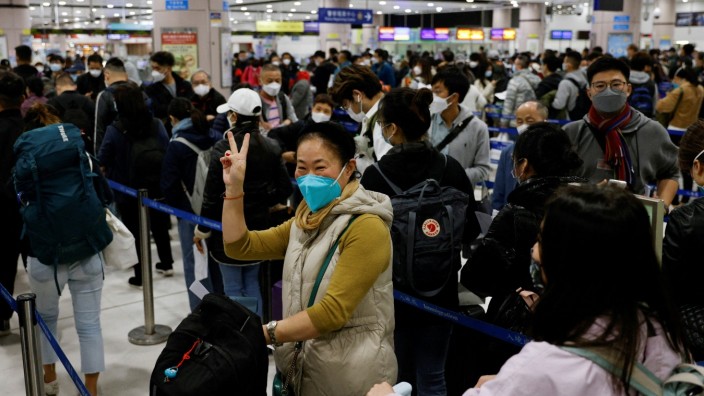 Corona: Eine Frau an einem Hongkonger Grenzübergang freut sich, dass China die Grenze inmitten der Covid-19-Pandemie wieder geöffnet hat.