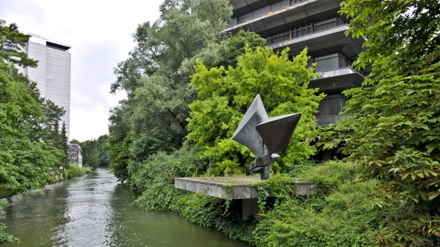 Architektur und Kunst: Kunst am Wasser: Bernhard Heiligers "Zeichen 74" im Tucherpark überm Eisbach.