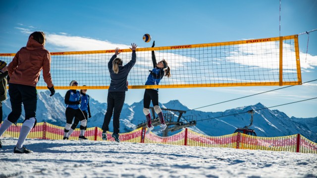 Makkabi Winter Games: Schnee-Volleyball zählt zu den Sportarten, in denen bei den Makkabi-Winterspielen 2023 Medaillen vergeben werden, hier am Ausweichort in Kitzbühel.