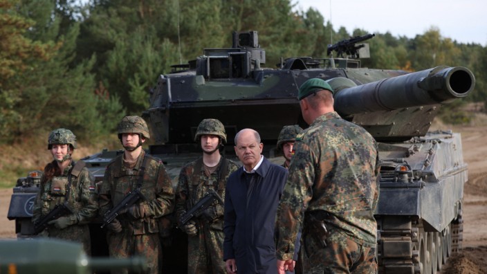 Panzerlieferungen an die Ukraine: Bundeskanzler Olaf Scholz (SPD) vor einem Panzer vom Typ "Leopard 2" bei einem Truppenbesuch in Ostenholz.
