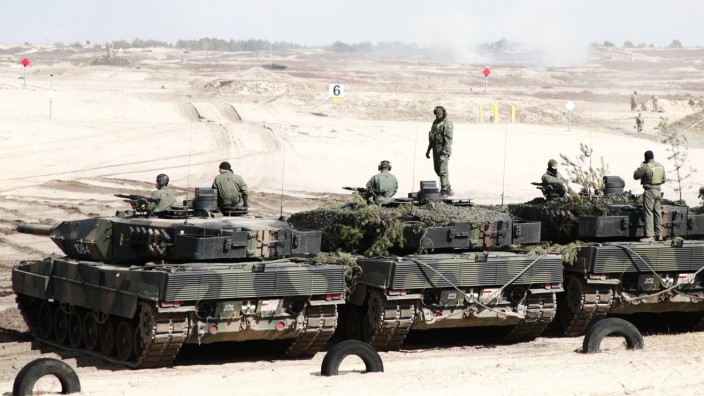 Waffenlieferungen: Einen "Leopard"-Verbund für die Ukraine schaffen? Polnische "Leopard-2"-Panzer deutscher Herkunft bei einer Übung in Nowa Deba, April 2022.