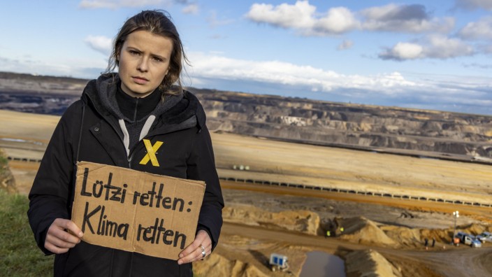 Kohleabbau: Klimaaktivistin Luisa Neubauer am Sonntag am Rande der Abbruchkante am Tagebau Garzweiler II.