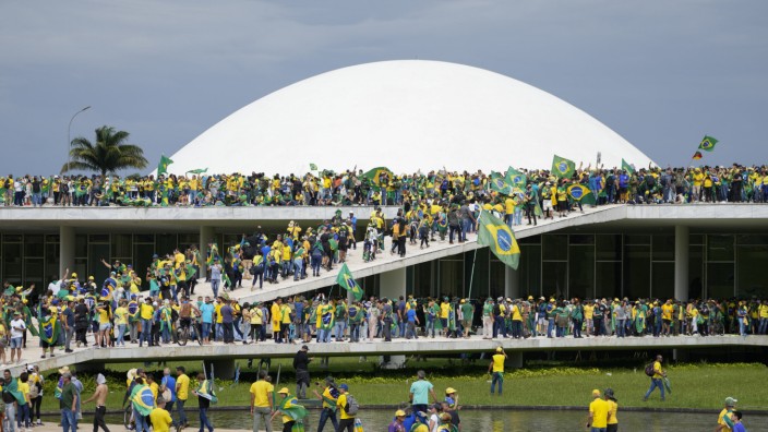 Brasilien: Das hat es in Brasilien noch nie gegeben: Anhänger des abgewählten Präsidenten Jair Bolsonaro besetzten am Sonntag den Kongress in Brasília.