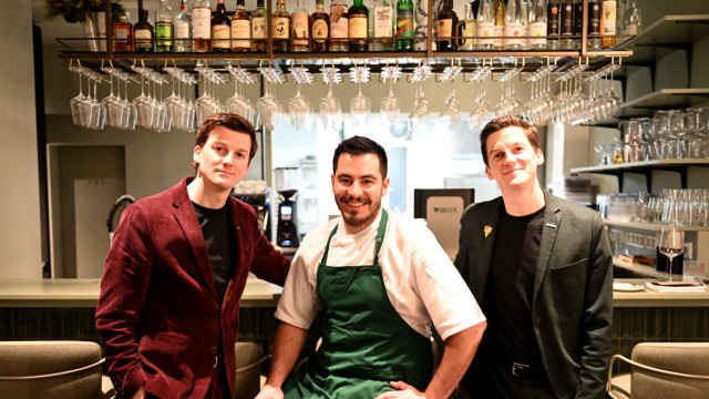 Gastronomia al top: nuovi tra i migliori ristoranti: i fratelli gemelli Marcus Klass (a sinistra) e Tobias Klass (a destra), qui con lo chef Daniel Bodamer.