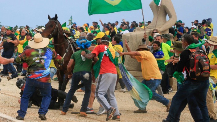 Brasilien: Rechtsextreme Anhänger des brasilianischen Ex-Präsidenten Bolsonaro in Brasilia
