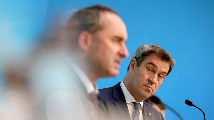 Belastende Vorwürfe gegen Aiwanger: Ministerpräsident Markus Söder (rechts) und sein Stellvertreter Hubert Aiwanger haben sich bereits festgelegt, nach der Landtagswahl miteinander weiterregieren zu wollen.