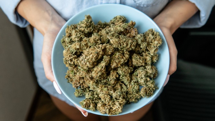 "Grüne Brise": Bundesgesundheitsminister Karl Lauterbach will pro Person den Kauf und Besitz von bis zu 30 Gramm Cannabisblüten für den Eigenbedarf gestatten.