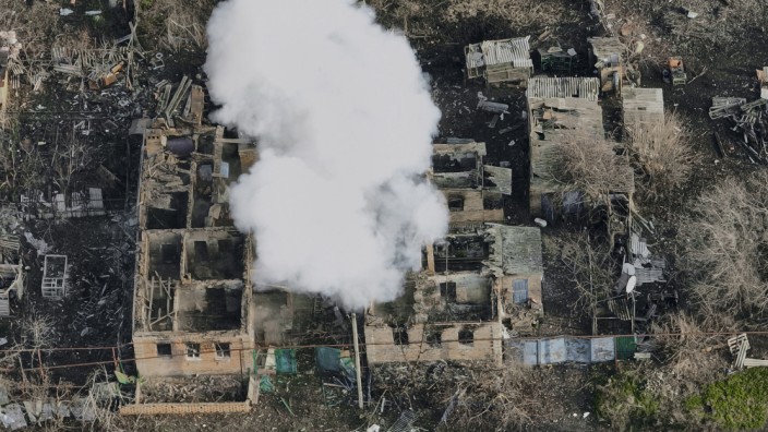 Krieg in der Ukraine: Rauchschwaden nach russischen Angriffen über den Außenbezirken der Stadt Bachmut.