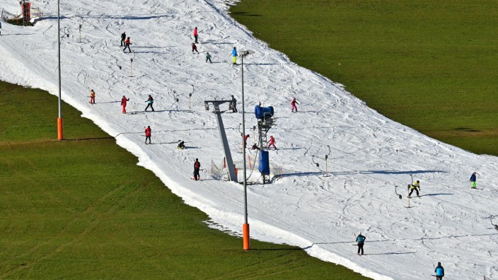 Wintersport: In Ruhpolding vergnügen sich die Wintersportler auf den letzten Resten Kunstschnee. Die Pisten für den traditionsreichen Biathlon-Weltcup müssen mit eingelagertem Schnee vom vergangenen Jahr präpariert werden.