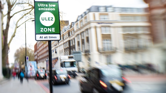 Luftverschmutzung in Großstädten: Ultra Low Emission Zone - diese Schilder steuern in London die Mautgebühr. Anhand der Nummernschilder wird gecheckt, ob ein Wagen die Abgasnorm erfüllt oder nicht.