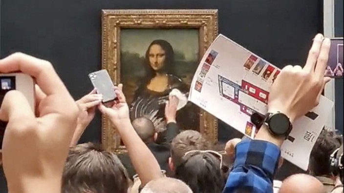 Pariser Louvre reduziert Besucherzahlen: In Zukunft soll es im Louvre "angenehmer" zugehen als an dem Tag als ein Sicherheitsbeamter Sahnekuchen von der Vitrine mit der "Mona Lisa" wischen musste.