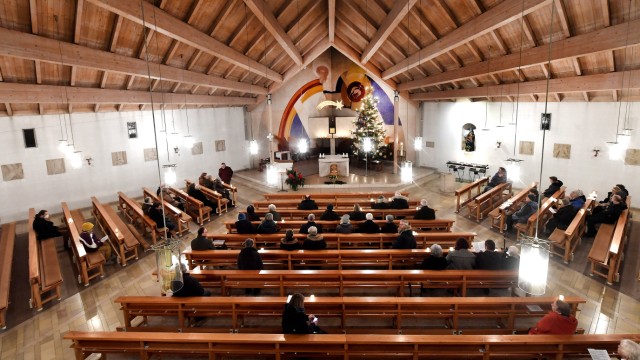 Konzert: Beeindruckender Blick in die weihnachtlich geschmückte St. Nikolauskirche in Herrsching.