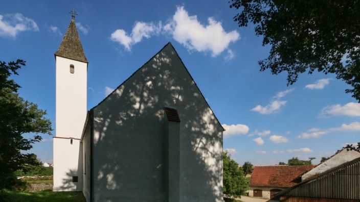 Mitten im Landkreis: Die Kirche Sankt Johann steht in Sixtnitgern, einem Weiler im Landkreis Dachau, über dessen Namen auch die hiesige Bevölkerung rätselt.