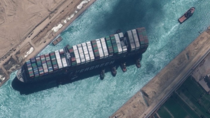 Bonussaison: Im März 2021 staunte die ganze Welt darüber, dass ein einziges Containerschiff den Welthandel fast zum Erliegen bringen konnte. Die Reederei hat sich von dem Vorfall prächtig erholt.