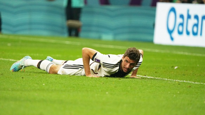 Nationalmannschaft: Thomas Müller liegt wie die gesamte DFB-Elf nach dem WM-Spiel gegen Costa Rica am Boden.