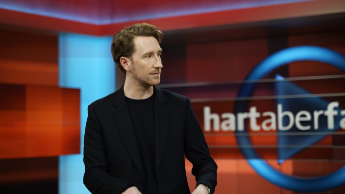 "Hart aber fair": Louis Klamroth, neuer Moderator des ARD-Polit-Talks "Hart aber fair", nach der Sendung im Studio in Berlin.