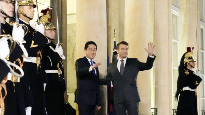 G 7: Betont einig: Japans Premierminister Fumio Kishida und Frankreichs Präsident Emmanuel Macron in Paris.