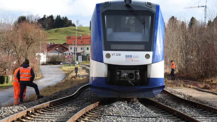 Landkreis Weilheim-Schongau: An einer Weiche am Bahnhof Peiting Ost ist ein Zug der Bayerischen Regiobahn entgleist.