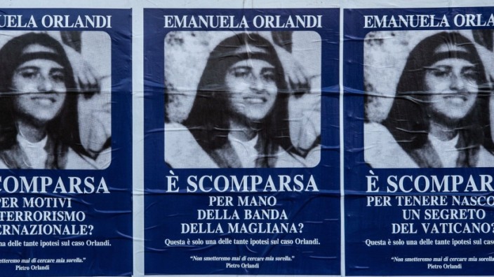 Plakate in Rom bitten um Informationen zu Emanuela Orlandi - dargestellt in einer Netflix-Dokumentation des Falles.