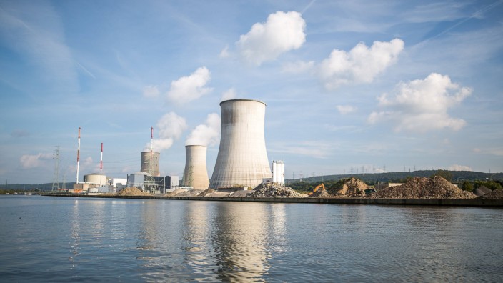 Energieversorgung: Das Atomkraftwerk Tihange, nur 80 Kilometer von Aachen entfernt, gilt als marode. Nun soll es für eine längere Laufzeit aufgerüstet werden.