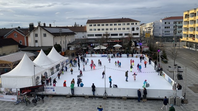 Saison 2023/2024: Die Synthetik-Eisfläche auf dem Penzberger Stadtplatz gefiel den Besuchern nicht.