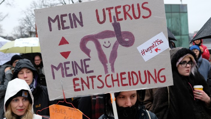 Den Paragrafen 218 abschaffen?: Wer entscheidet? Demonstration in Hamburg 2019 gegen das Abtreibungsgesetz.