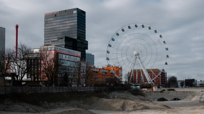 München heute: Die wertvolle Fläche im Werksviertel liegt brach. Wann wird endlich gebaut im Schatten des Riesenrads? Und vor allem: was? Ein Konzertsaal? Oder doch etwas ganz anderes?