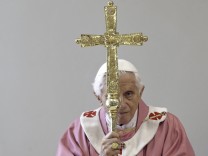 Anzeige gegen Portal “queer.de”: Kreuz und queer: Polizei ermittelt wegen Nachruf auf Benedikt XVI.