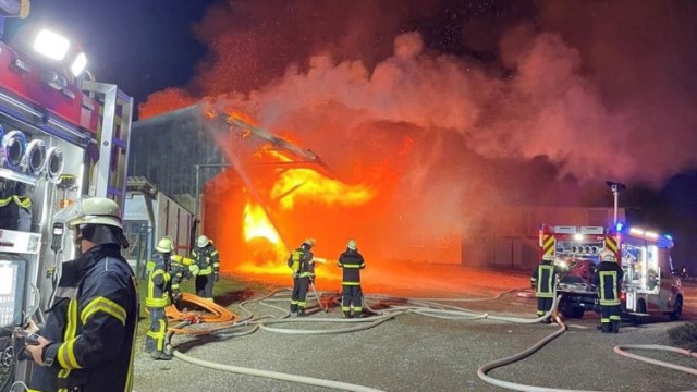 Nach Großbrand in Dießen: Stundenlang bekämpften Feuerwehrleute den Großbrand in dem Dießener Ortsteil Obermühlhausen.