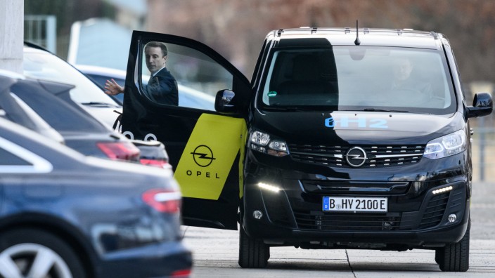 Autogipfel: Mit dabei im Kanzleramt: Florian Hüttl, Chef des Autoherstellers Opel, der zum franzöischen Stellantis-Konzern gehört.