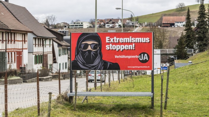 Schweiz: Bis 2020 blieb die Schweiz, in der es wiederholt islamkritische Volksabstimmungen gab, von Islamisten verschont. Nun fiel das Urteil gegen einen 29-jährigen Attentäter, der sich auf die Terrormiliz IS berief.