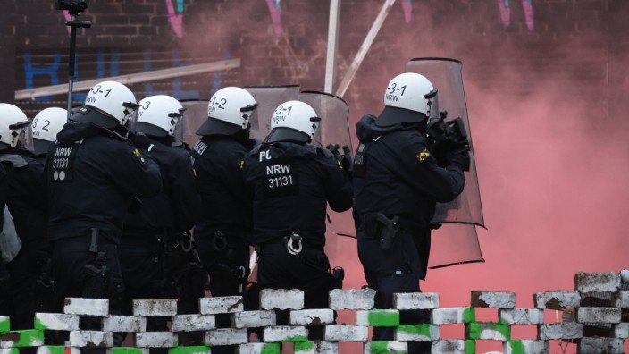 SZ am Abend: Polizisten rücken in den von Klimaaktivisten besetzten Braunkohleort Lützerath vor.