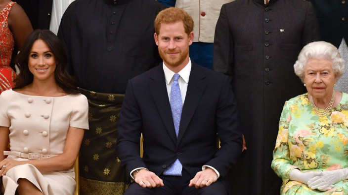 Adel: Prinz Harry 2018 mit Meghan und seiner Großmutter, Königin Elizabeth II.