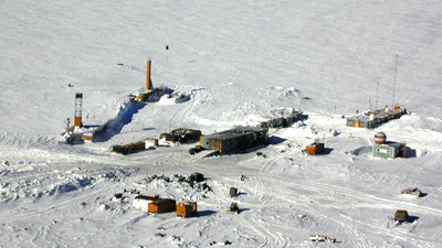 Erde extrem: Die russische Forschungsstation Wostok auf dem Polarplateau der Antarktis.