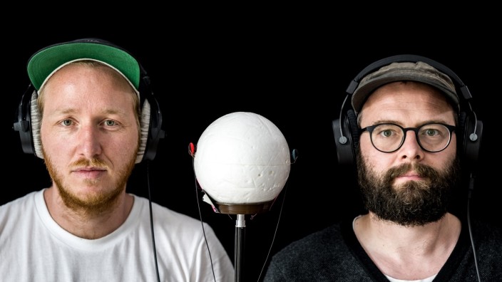 SZ-Kulturpreis Tassilo: Felix Kruis (rechts) und Julian Kämper mit dem Prototypen eines mobilen Kunstkopfmikrofons für dreidimensionale Tonaufnahmen.