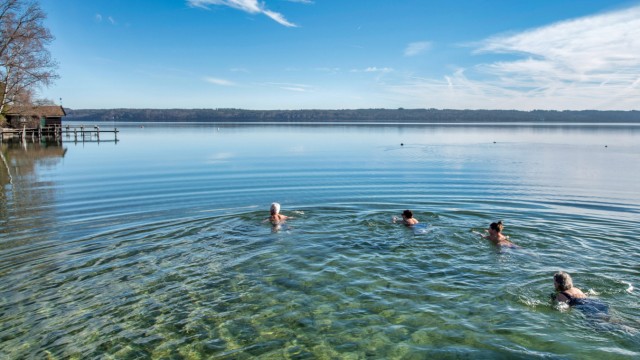 Winterschwimmen am Starnberger See: Die Winterschwimmer sind ein eingespieltes Team. Jeder hat bei den Badevorbereitungen seine eigene Aufgabe.