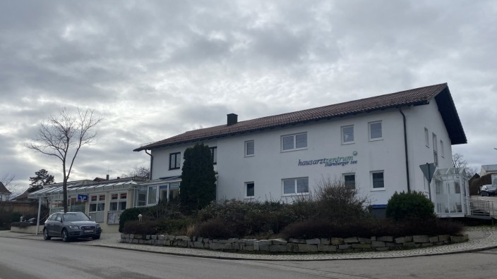 Bauprojekt in Aufkirchen: Anstelle des ehemaligen Ärztehauses soll ein dreigeschoßiger Neubau mit Bank-Filiale entstehen.