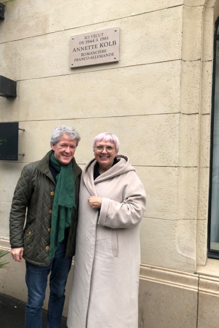 Erinnerung: Unter der Gedenktafel für Annette Kolb in Paris: Der deutsche Unesco-Botschafter Peter Reuss und Claudia Roth, Staatsministerin für Kultur und Medien.