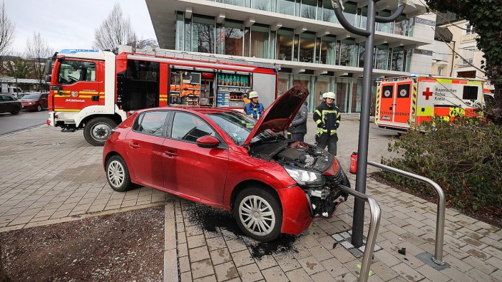 Kurioser Unfall: Am Mittwoch krachte ein fahrerloses Auto in der Bad Reichenhaller Fußgängerzone in einen Fahrradständer - der Motor gab weiter Gas.