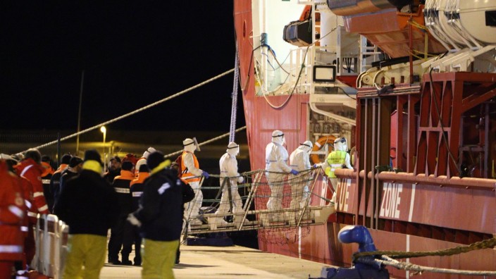 Seenotrettung: Die "Ocean Viking" von SOS Mediterranée erreicht den Hafen von Ancona mit 37 seekranken Migranten an Bord.