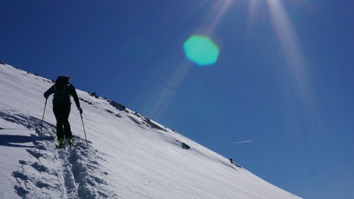 Skitouren in den Alpen: Verlockende Aussichten für Skitourengeher. Und die Liftkarte spart man sich auch.