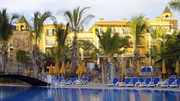 Verbraucherschutz: Ein leerer Pool in einem Urlaubshotel auf Gran Canaria: Zu Beginn der Corona-Pandemie wurden dort Pools und Strände gesperrt (Symbolbild).