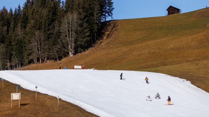 Österreich: Ausgerechnet in den Weihnachtsferien fehlte in vielen Skigebieten wie hier in Filzmoos die Grundlage für echtes Wintergefühl.