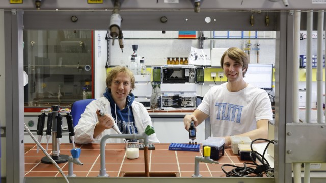 Lebensmittel der Zukunft: Hans-Jürgen Heidebrecht (links) mit Geschäftspartner Simon Schiffer im TUM Venture Lab in Weihenstephan.