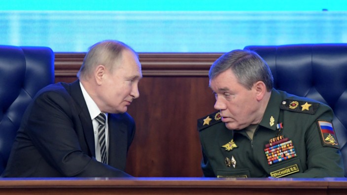 Russland: Russlands Präsident Wladimir Putin hat Walerij Gerassimow (r.) den Befehl über die Truppen in der Ukraine gegeben.