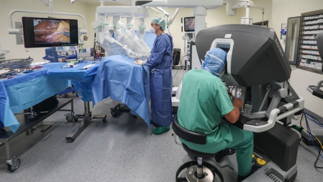 Krankenhausreform: Mit speziellen Robotern wie dem Da Vinci Xi können minimalinvasive Operationen im Klinikum in Dachau schonender durchgeführt werden.