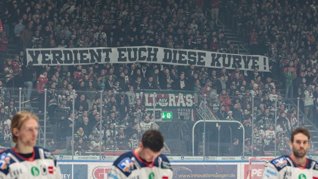 Ice hockey: A sign: Before the game against Iserlohn, the AEV fans hold their team responsible.  Despite the misery, Augsburg's Curt Frenzel Stadium has recently been sold out several times.