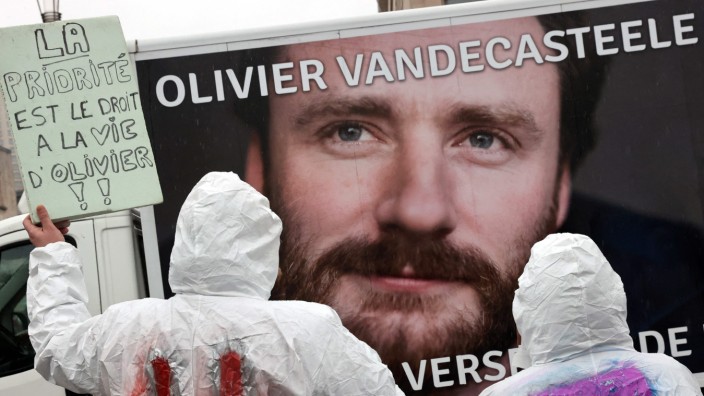 Iran: Geisel des Regimes? Der Belgier Olivier Vandecasteele wurde zu 40 Jahren Haft und 74 Peitschenhieben verurteilt - Solidaritätskundgebung in Brüssel.