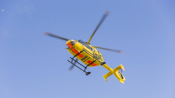 Althegnenberg: Ein Rettungshubschrauber fliegt einen Althegnenberger nach einem Sturz vom Dach in eine Klinik.